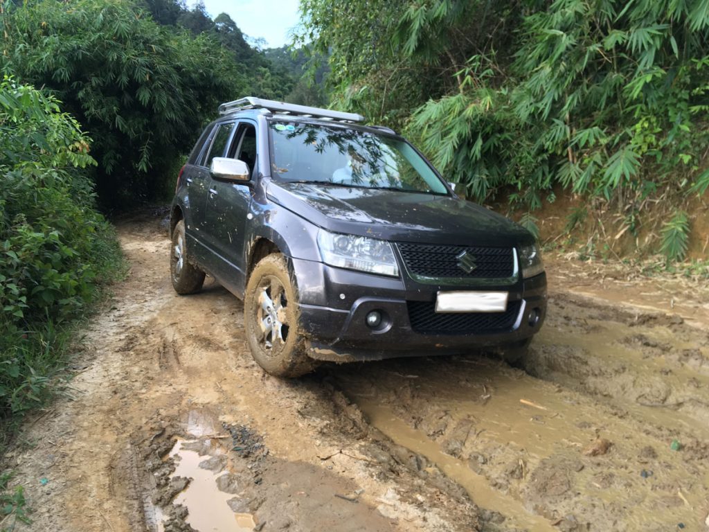 Xe bị lầy do mưa đường đất trơn ở Tà Đùng